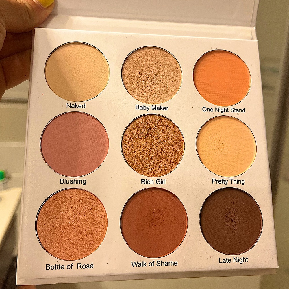GIVE THEM LALA BEAUTY Eyeshadow Palette